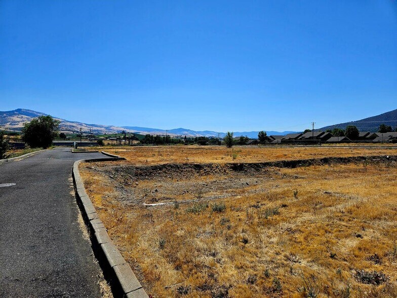 More Photos Of 240 Suncrest Rd, Talent Land For Sale