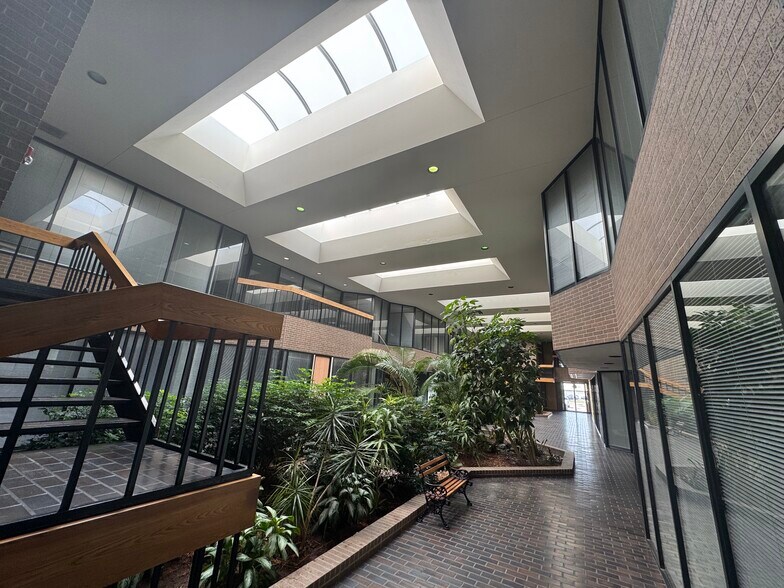 More Photos Of 1880 S Dairy Ashford Rd, Houston Office Residential For Lease