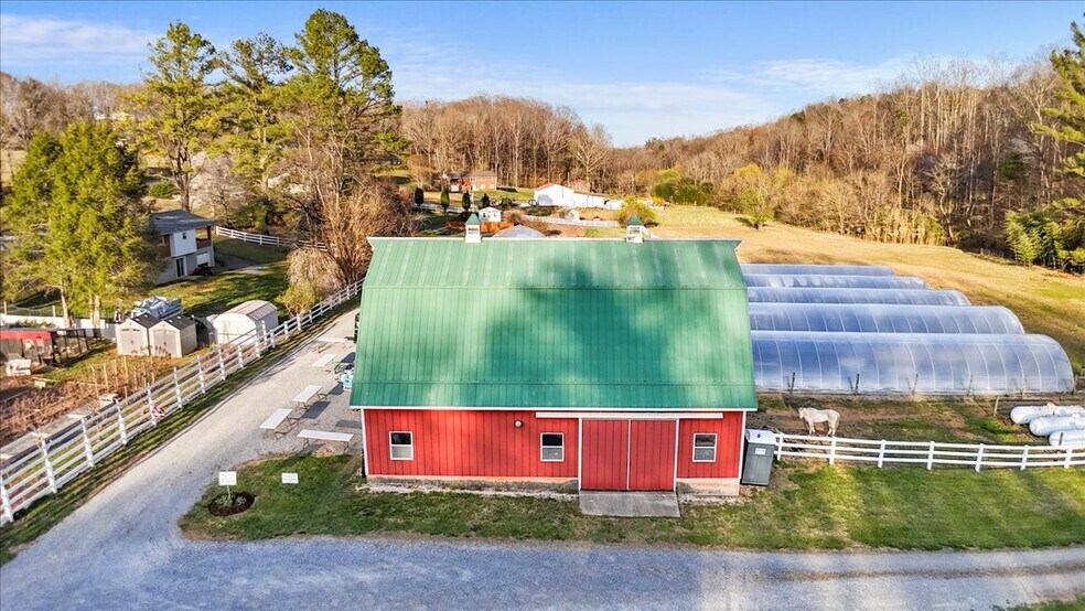 More Photos Of 1356 Coopers Cove Rd, Hardy Specialty For Sale