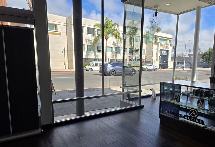 More Photos Of 14000 Ventura Blvd, Sherman Oaks Freestanding For Sale