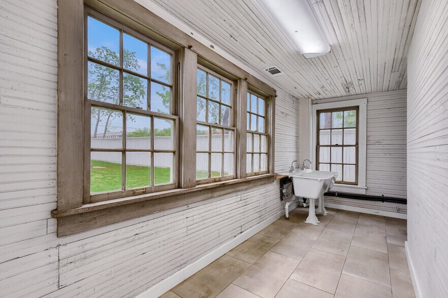 More Photos Of 511 S Travis St, Sherman Office For Sale