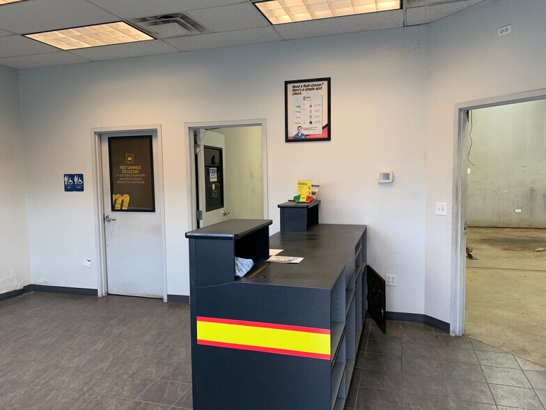 More Photos Of 313 S Schmale Rd, Carol Stream Freestanding For Lease