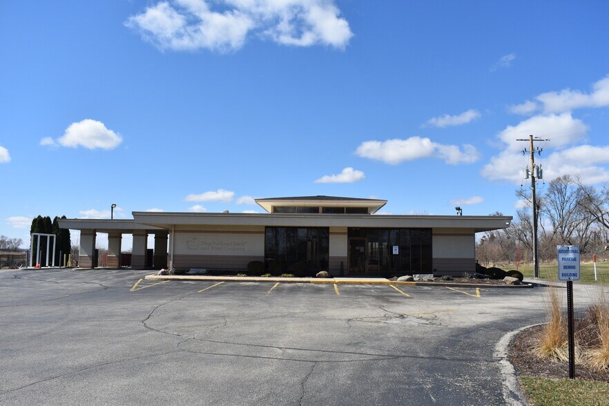 More Photos Of 2636 US 51, Janesville Bank For Sale