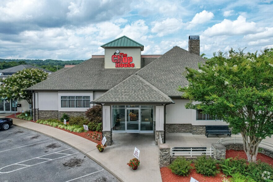 More Photos Of 4860-4874 N Broadway St, Knoxville General Retail For Lease