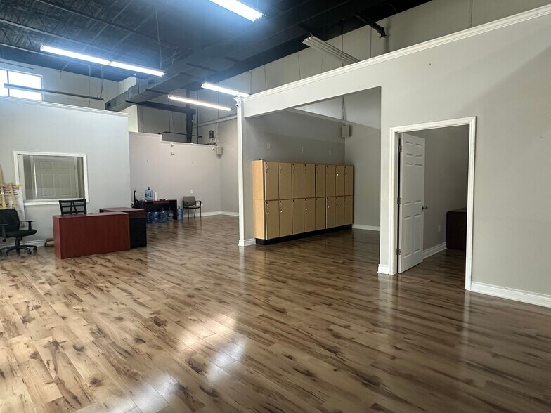 More Photos Of 8810 Commodity Cir, Orlando Showroom For Sale