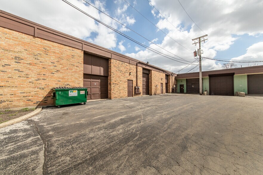 More Photos Of 110 S River Rd, Des Plaines Warehouse For Lease