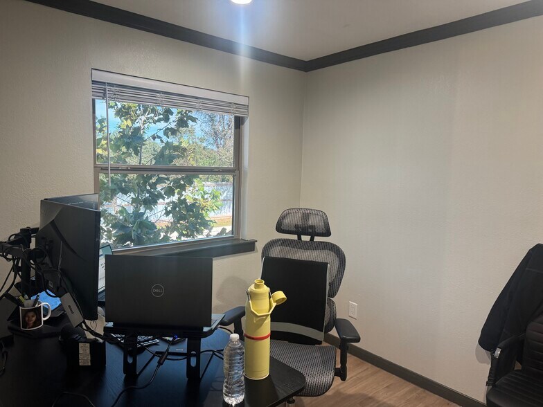 More Photos Of 12040 E Hardy Rd, Houston Office For Sale