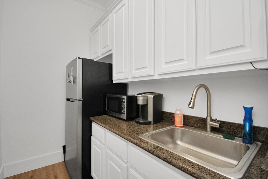 More Photos Of 12824 Willow Centre Dr, Houston Medical For Sale