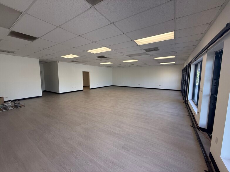 More Photos Of 8841-8863 Canoga Ave, Canoga Park Distribution For Lease