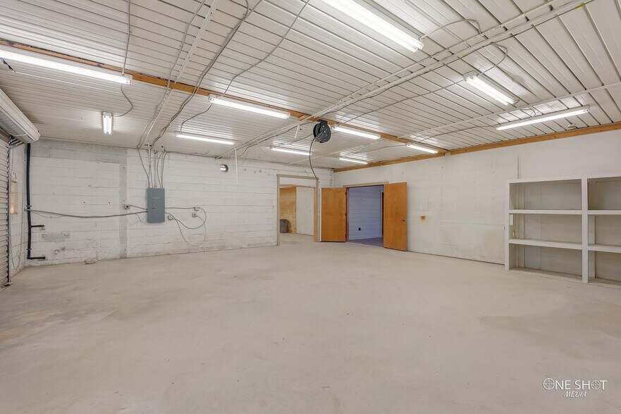 More Photos Of 1929 S Treadaway Blvd, Abilene Showroom For Lease