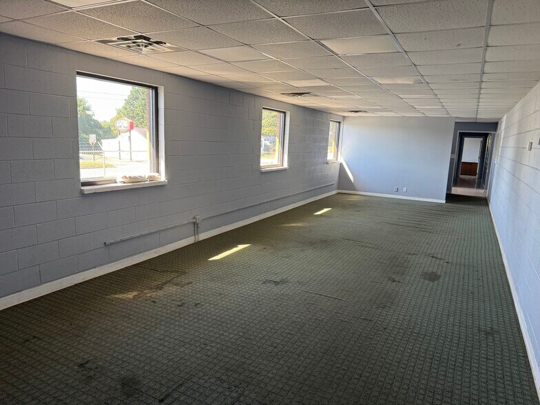 More Photos Of 900-920 W Fairfield Rd, High Point Warehouse For Lease