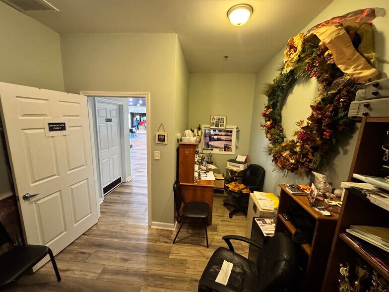 More Photos Of 6208 Crestwood Sta, Crestwood Medical For Lease