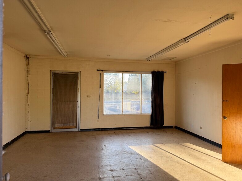 More Photos Of 217 Percy Ave, Yuba City Storefront For Sale