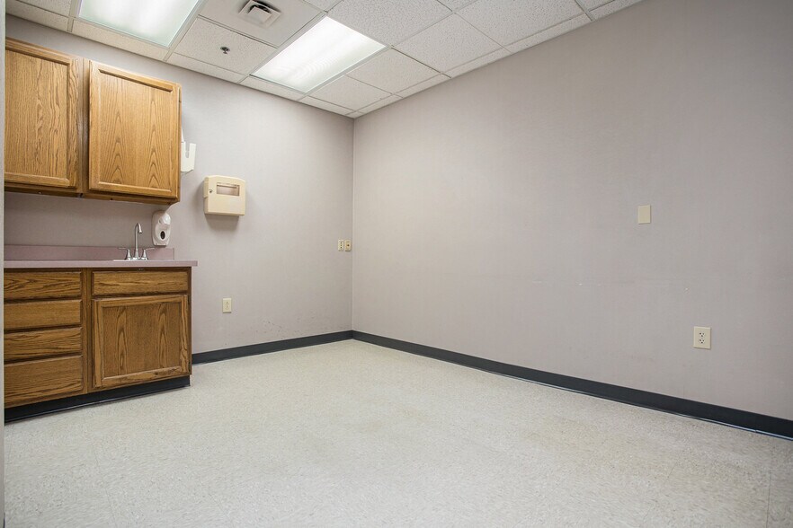 More Photos Of 2845 Capital Ave SW, Battle Creek Medical For Lease