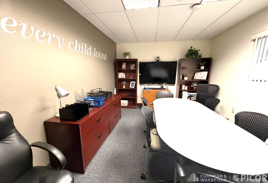 More Photos Of 3275 W Ina Rd, Tucson Office Residential For Lease