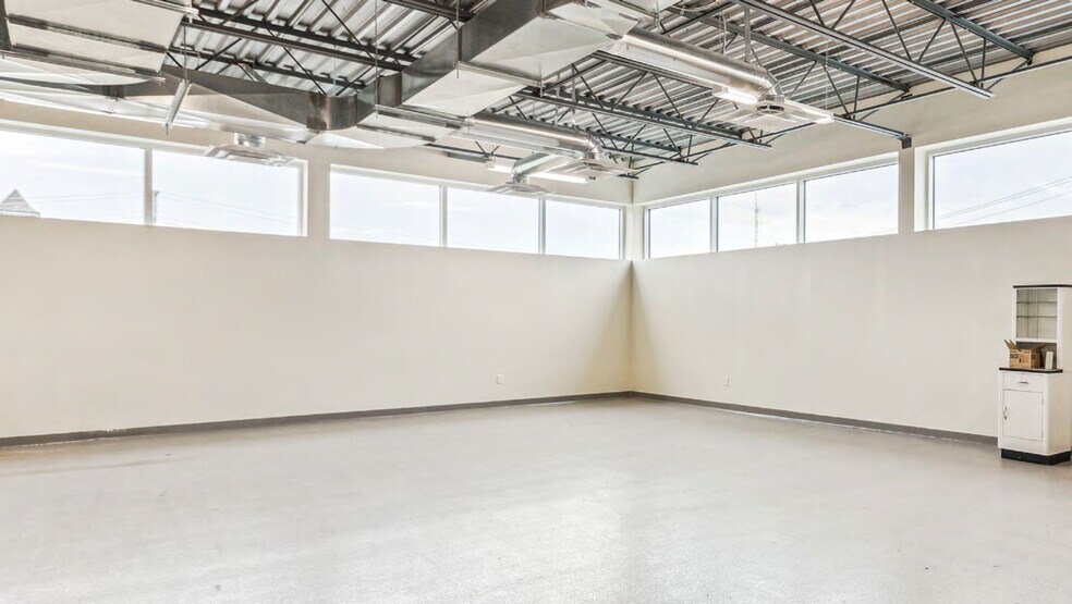 More Photos Of 4 Pine St N, Thorold Veterinarian Kennel For Sale