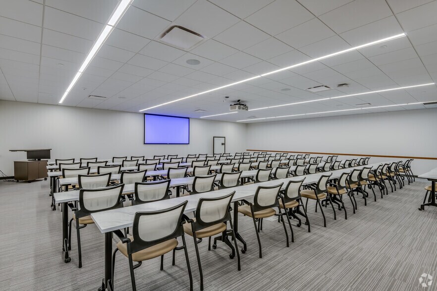 More Photos Of 17335 Golf Pkwy, Brookfield Office For Lease