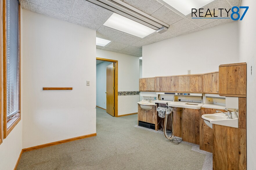 More Photos Of 3900 River Ridge Dr NE, Cedar Rapids Office For Lease