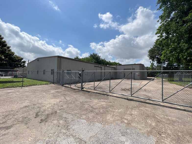 Primary Photo Of 3831 Pinemont Dr, Houston Warehouse For Lease