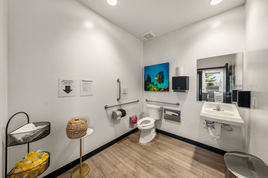 More Photos Of 296 S Pacific Hwy, Talent Medical For Sale