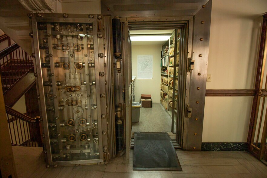 More Photos Of 301 Columbia St, Lafayette Office For Sale