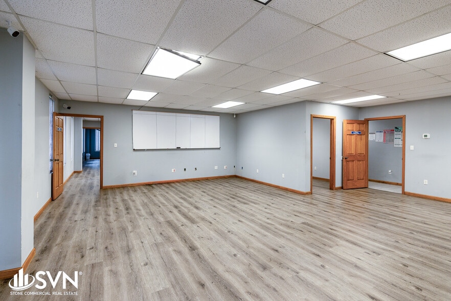 More Photos Of 136 Armory St, London Warehouse For Lease