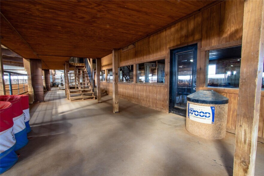 More Photos Of 7206 S FM 51, Boyd Veterinarian Kennel For Sale
