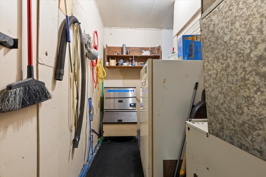 More Photos Of 626 16th Avenue, Council Bluffs General Retail For Sale