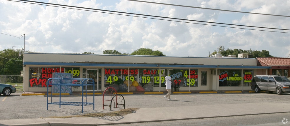 More Photos Of 323 S WW White Rd, San Antonio Freestanding For Sale