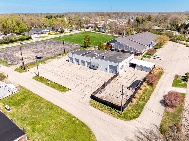 More Photos Of 5513 N Oxford St, Indianapolis Showroom For Lease