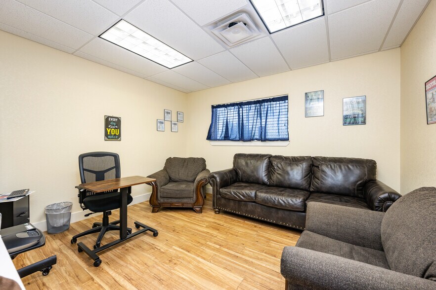 More Photos Of 140 Paloma Dr, Floresville Office For Sale