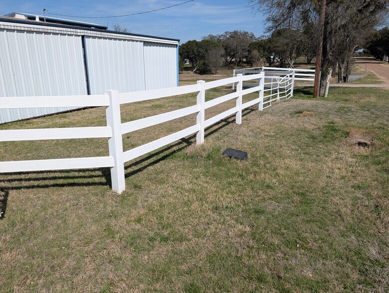 More Photos Of 843 Sundown Dr, Woodway Industrial For Lease