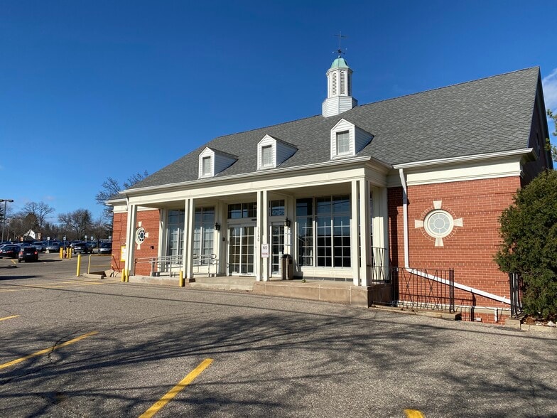 Primary Photo Of 3580 W Maple Rd, Bloomfield Hills Bank For Lease