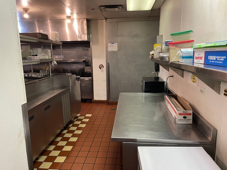 More Photos Of 10 W Hubbard St, Chicago Loft Creative Space For Lease