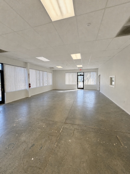 More Photos Of 3208 Mill St, Summerville Showroom For Lease