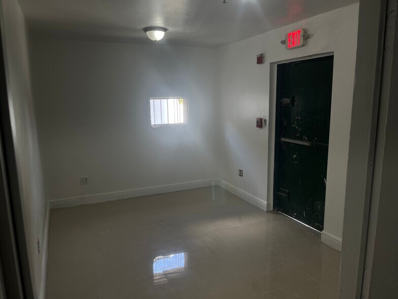 More Photos Of 760 W 28th St, Hialeah Warehouse For Lease