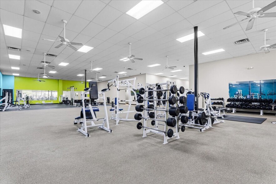 More Photos Of 15043 Main St, Alachua Showroom For Sale