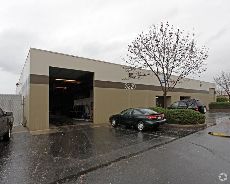 More Photos Of 3229 Fitzgerald Rd, Rancho Cordova Warehouse For Lease