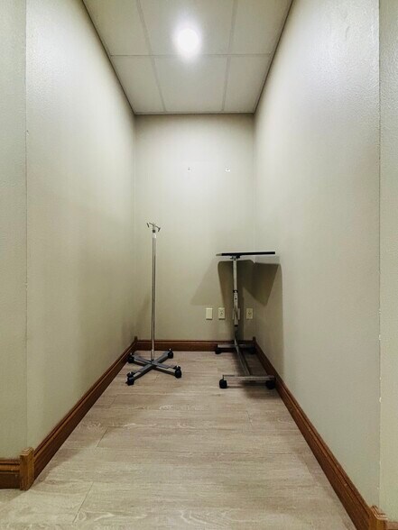 More Photos Of 1629 Harding Blvd, Cotter Medical For Sale