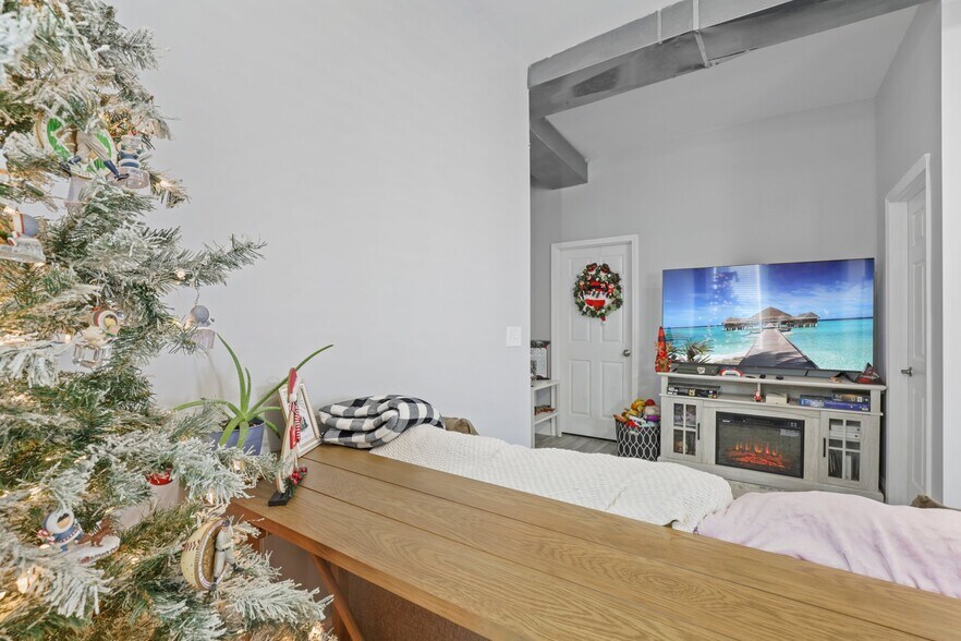 More Photos Of 14 W Depot St, Pataskala Showroom For Sale