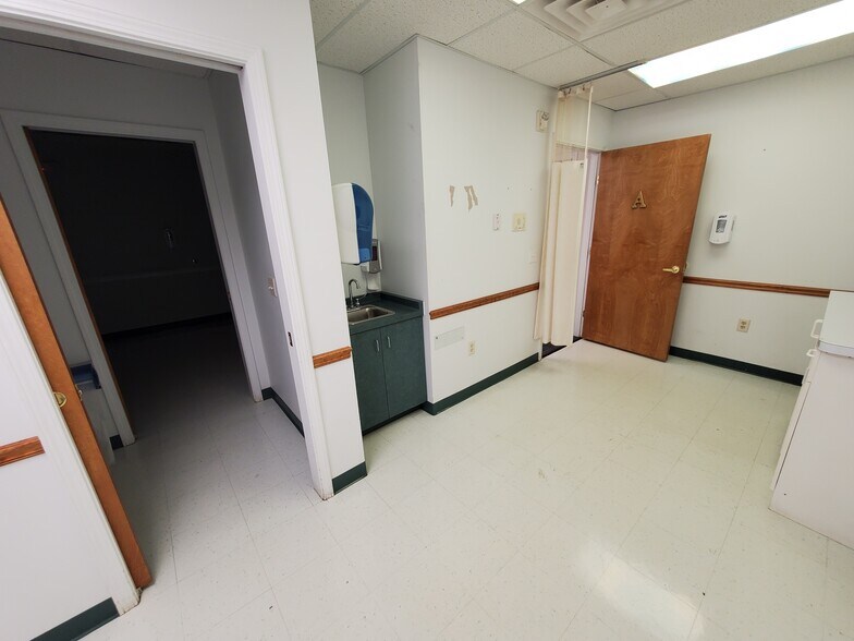 More Photos Of 32 Ellicott Ave, Batavia Office For Lease