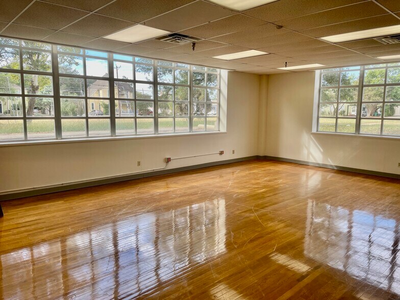 More Photos Of 216 E College St, Seguin Flex For Sale