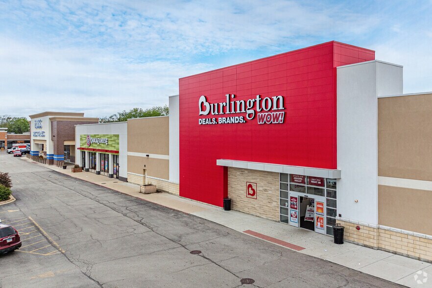 More Photos Of 174 W Roosevelt Rd, Villa Park General Retail For Lease