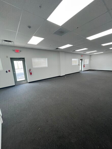More Photos Of 6618-6628 26th Ct E, Sarasota Warehouse For Lease