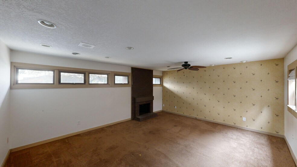 More Photos Of 205-217 E Washington Center Rd, Fort Wayne Office For Lease