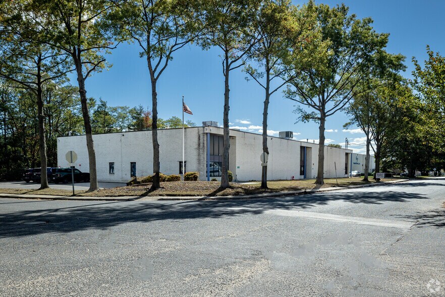 More Photos Of 1993-1997 Pond Rd, Ronkonkoma Warehouse For Lease