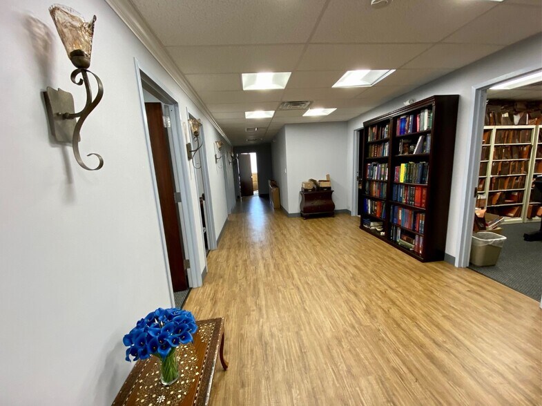 More Photos Of 170 Old Country Rd, Mineola Office For Lease