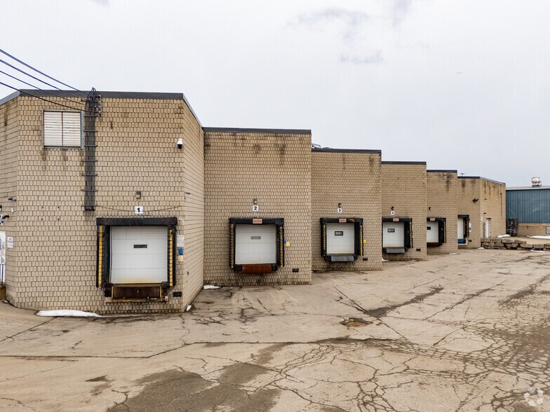 More Photos Of 504 Kenora Ave, Hamilton Warehouse For Lease