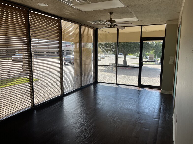 More Photos Of 404 University Dr E, College Station General Retail For Lease