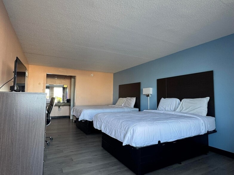 More Photos Of 990 Maple St, Russell Springs Hotel For Sale